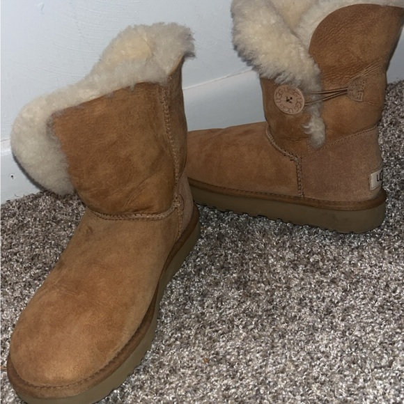 UGGS - Picture 1 of 3